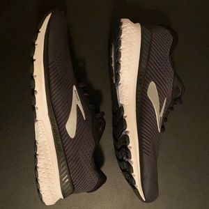 Brooks Adrenaline GTS 20- NWB L shoe is M10, R is M9
